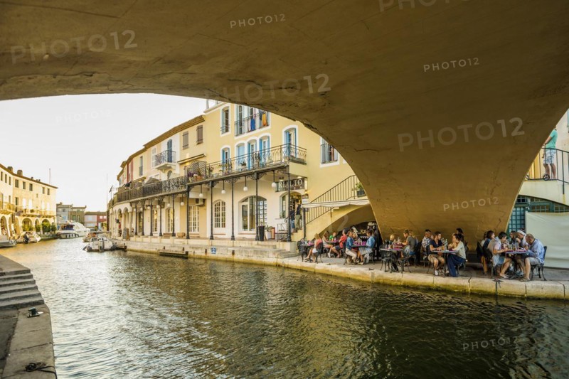 Restaurant under a bridge, Port Grimaud, Bay of St. Tropez, Département Var, Cote d'Azur, Provence-Alpes-Côte d'Azur, South of France, France, Europe