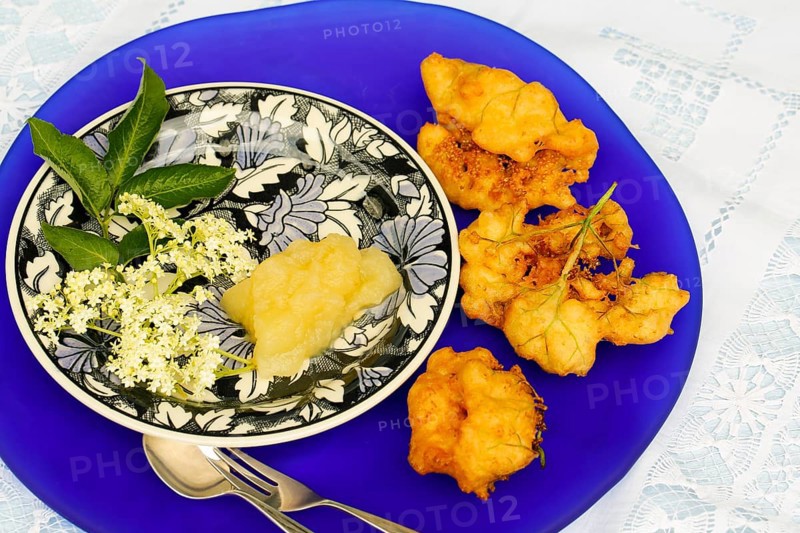 Swabian cuisine, elderberry cakes with apple sauce, Hollerkiacherl, elderflowers in pastry, dessert, dessert, fat baked, served on a plate, grandmother's kitchen, regional, home cooking, typical Swabian, classic recipe, traditional cuisine, food photography, studio, Germany, Europe