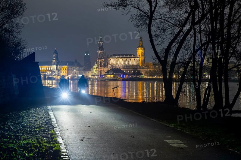 At the first flood of 2024, the peak has been passed and the water levels are slowly falling again. The Elbe meadows of the Neustäter Ufer are still flooded and the historic old town skyline is reflected impressively large Cyclists on the partially flooded Elbe cycle path, Dresden, Saxony, Germany, Europe