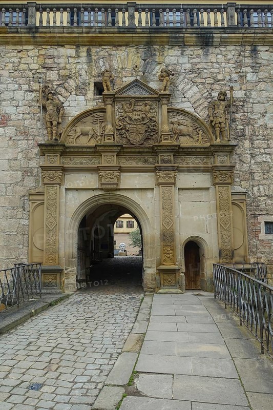 Portal, gate, round arch, bridge, cobblestones, stone figures, coat of arms, relief, decoration, Hohentübingen Palace, Museum of the University of Tübingen MUT, higher education institution, historical building, place of learning, Renaissance complex built in the 16th century, Eberhard Karls University of Tübingen, Tübingen, Baden-Württemberg, Germany, Europe