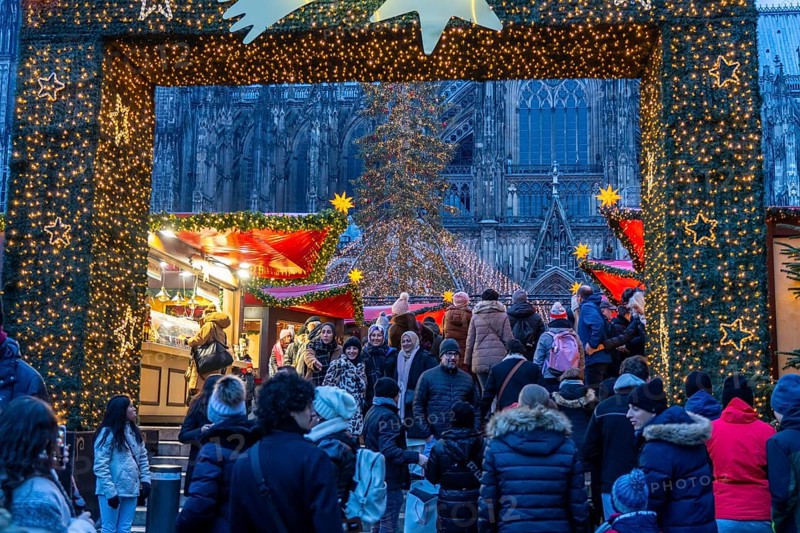 Christmas market at Roncalli Platz am Dom, in the city centre of Cologne, Sunday shopping in Cologne city centre, 1st Advent weekend, North Rhine-Westphalia, Germany, Europe