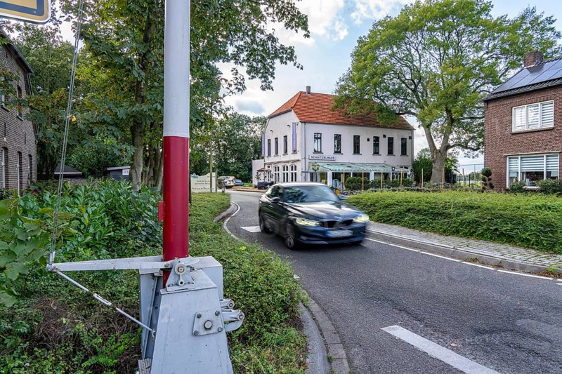 Green border, Siebengewald-Gaesdonck border crossing, south of Goch, without controls, between the Netherlands and Germany, old, restored barrier, building in the Netherlands, North Rhine-Westphalia, Germany, Europe