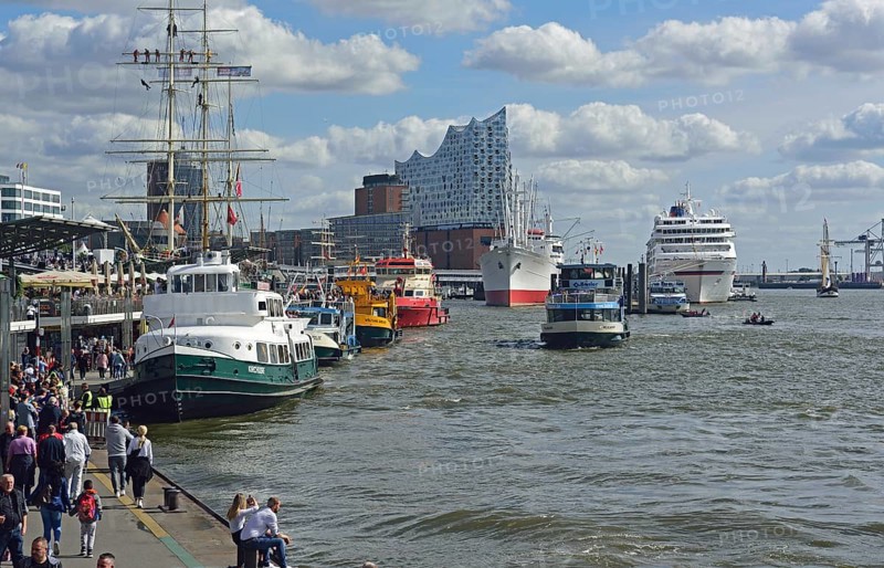 Europe, Germany, Hanseatic City of Hamburg, Elbe, Elbe Philharmonic Hall, glass facade, harbour tour with harbour ferry, many tourists, passenger ship Europa at the Überseebrücke, Hamburg, Hamburg, Federal Republic of Germany, Europe