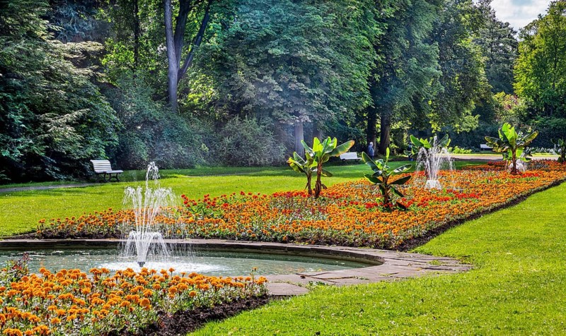 Fountain avenue in the spa gardens, spa town Bad Pyrmont, Lower Saxony state spa, Emmer, Emmertal, Weserbergland, Lower Saxony, Germany, Europe