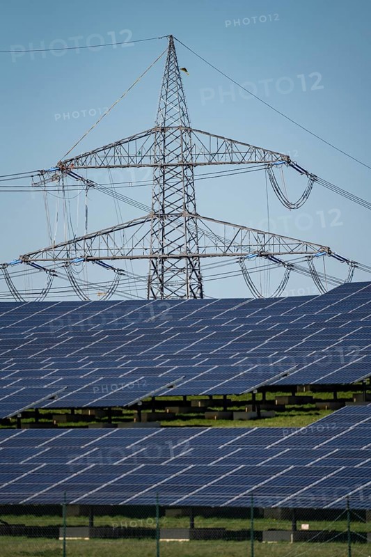 Part of a new line route, 380 KV extra-high-voltage line between Osterath and Gohr, 6-hectare solar park on a disused landfill site near Gohr-Broich, Dormagen, North Rhine-Westphalia, Germany, Europe