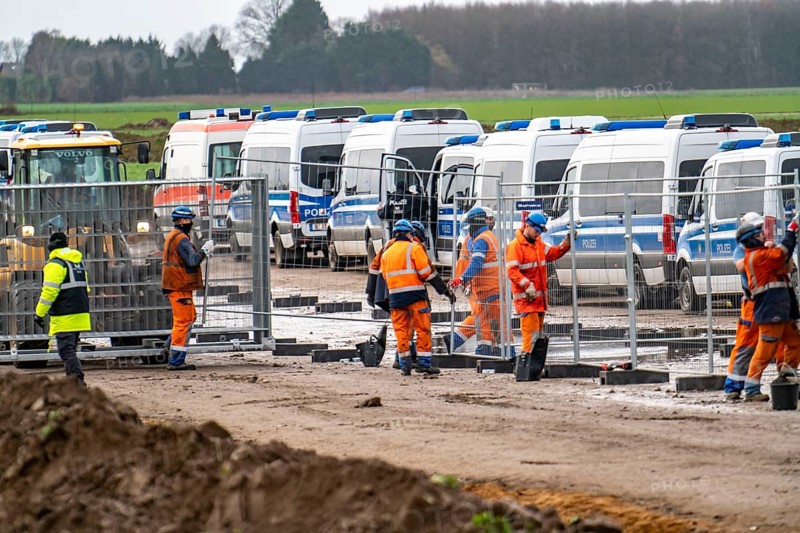 At the hamlet of Lützerath, at the Garzweiler 2 open-cast lignite mine, the RWE Group erects a double-grid fence around the entire area while the police are clearing the occupied camp, Erkelenz, North Rhine-Westphalia, Germany, Europe