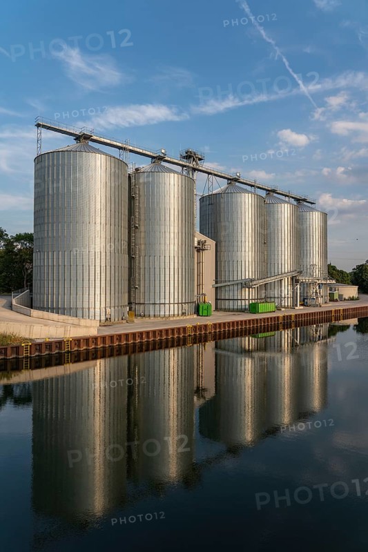 Silo plant, storage silo for grain and rape, of the Raiffeisen-Landbund, at the Lahde lock canal, 5 silo cells, which are operated by the farmers of the co-operative, the products are transported by water for further processing, Petershagen North Rhine-Westphalia, Germany, Europe