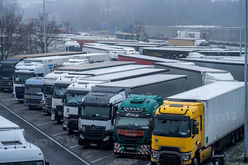 Heavy traffic on the A2 at the Bottrop-Süd service area, overcrowded lorry parking in the evening, Bottrop, North Rhine-Westphalia, Germany, Europe
