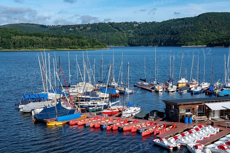Lake Rursee, reservoir in the Eifel National Park, north-east bank near Heimbach, near the Rur dam Schwammenauel, sailing boats on the floating jetty, North Rhine-Westphalia, Germany, Europe
