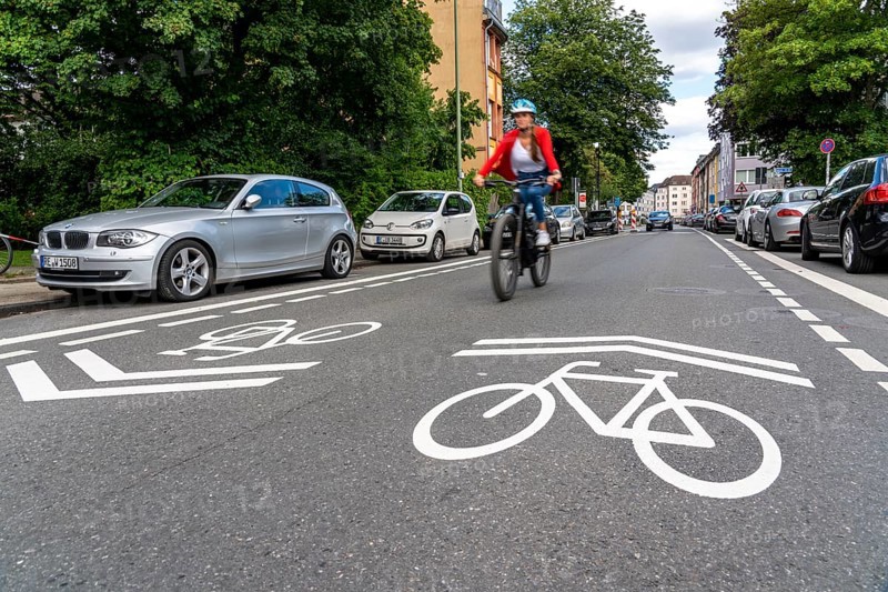 Bicycle road, cyclists have priority over car traffic, new cycle routes through Essen, here in the Rüttenscheid district, Kahrstrasse, part of the requirements of the clean air plan, against driving bans, Essen, North Rhine-Westphalia, Germany, Europe