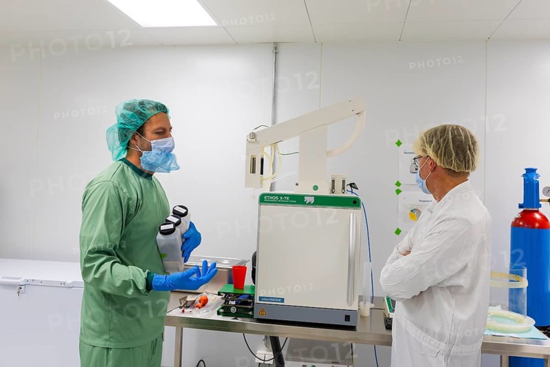 DEU/Saxony/Ebersbach The Saxon cannabis producer Demecan is now the first German company to be authorised to cultivate medicinal cannabis indefinitely under the new Cannabis Act. The company had been authorised to produce since 2019, albeit subject to conditions such as a maximum production quantity or regulated distribution. These conditions will now no longer apply, which will improve the supply situation for medicinal cannabis. The Federal Government Commissioner for Addiction and Drug Issues Burkhard Blienert and Health Minister Petra Köpping took a tour of the production facility to find out more about the production of medicinal cannabis., Federal Drug Commissioner Burghard Blienert and Health Minister Petra Köpping visit Saxon cannabis producer Demecan, Ebersbach, Saxony, Germany, Europe