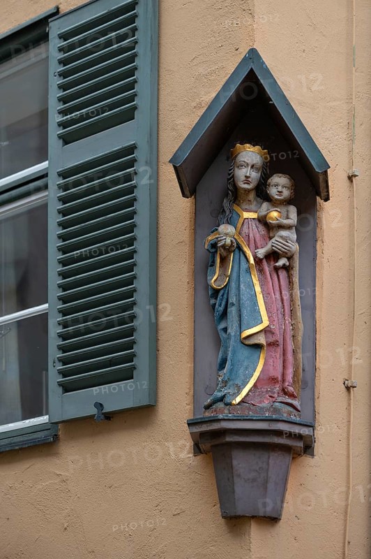 Figure of Mary with the infant Jesus on a house, Dinkelsbühl, Bavaria, Germany, Europe