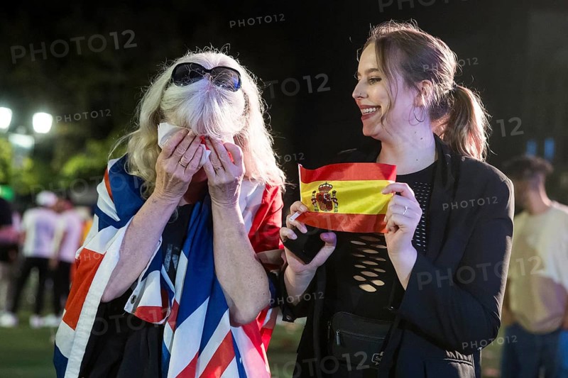 Cathreen (born in England and fan of the English team) together with her daughter Jamie (living in Berlin and fan of the Spanish team) at the fan zone at the Brandenburg Tor after the final match between Spain and England at the European Football Championship, Berlin, 14 July 2024