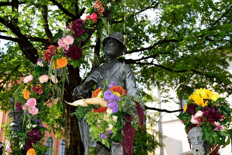 Europe, Germany, Bavaria, state capital Munich, City, Viktualienmarkt, monument and fountain, bronze statue of Karl Valentin, comedian, folk singer, author and film producer, born 4 June 1882 in Munich, died 9 February 1948, Europe