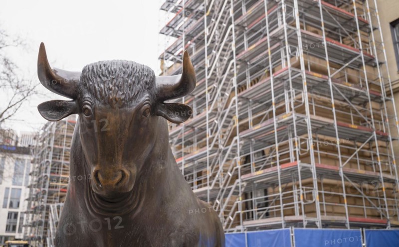 Bull and bear, sculptures by Reinhard Dachlauer, Börsennplatz, stock exchange, construction site, scaffolding, scaffolding, Frankfurt am Main, Hesse, Germany, Europe