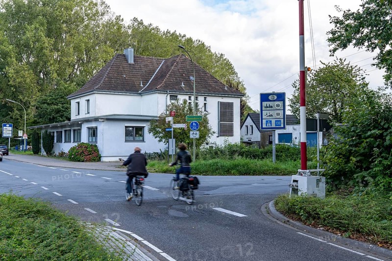 Green border, Siebengewald-Gaesdonck border crossing, south of Goch, without controls, between the Netherlands and Germany, old, restored barrier, former customs building in D, North Rhine-Westphalia, Germany, Europe