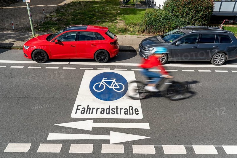Bicycle road, cyclists have priority over car traffic, new cycle routes through Essen, here in the Rüttenscheid district, Kahrstrasse, part of the requirements of the clean air plan, against driving bans, Essen, North Rhine-Westphalia, Germany, Europe