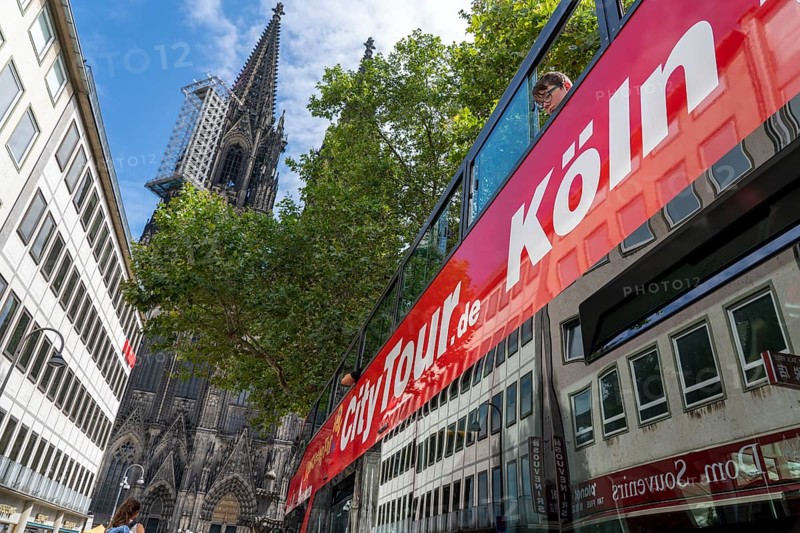 Sightseeing bus, city tour, city tour, city tour, city tour, bus, double-decker, at Cologne Cathedral, Cologne, North Rhine-Westphalia, Germany, Europe
