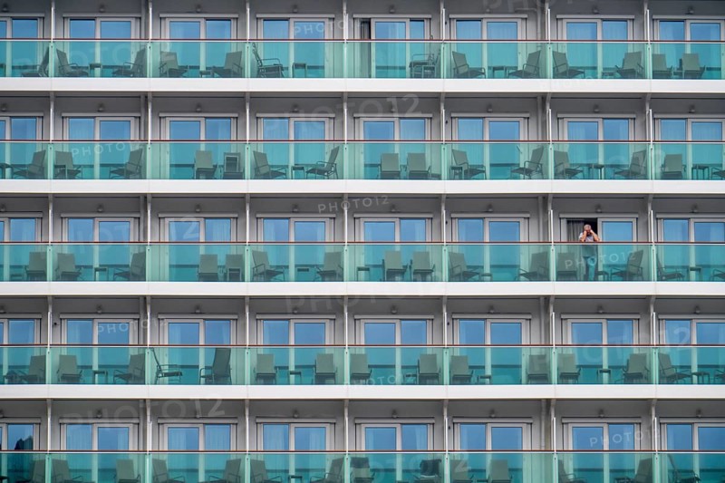 Cruise ship Iona of the British shipping company P&O Cruises, the largest cruise ship ever built in Germany, 17 passenger decks, 2600 cabins for 5200 passengers, windows are cleaned, the ship is fuelled by liquid gas, lifeboats