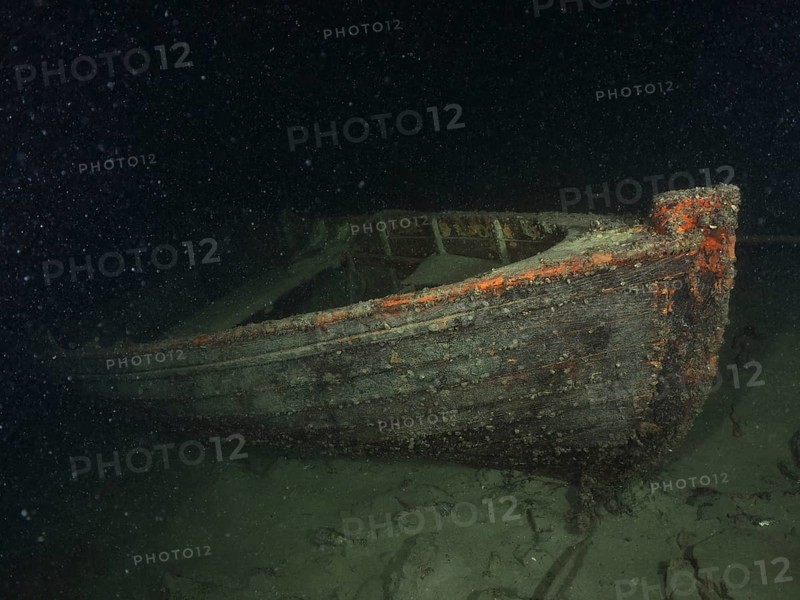 A shipwreck of a rowing boat lies on the sandy lake bottom, dive site Schoggiwand, Lake Zurich, Kilchberg, Zurich, Switzerland, Europe
