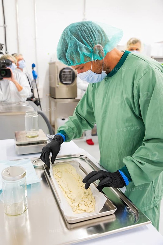 DEU/Saxony/Ebersbach The Saxon cannabis producer Demecan is now the first German company to be authorised to cultivate medicinal cannabis indefinitely under the new Cannabis Act. The company had been authorised to produce since 2019, albeit subject to conditions such as a maximum production quantity or regulated distribution. These conditions will now no longer apply, which will improve the supply situation for medicinal cannabis. The Federal Government Commissioner for Addiction and Drug Issues Burkhard Blienert and Health Minister Petra Köpping took a tour of the production facility to find out more about the production of medicinal cannabis., Federal Drug Commissioner Burghard Blienert and Health Minister Petra Köpping visit Saxon cannabis producer Demecan, Ebersbach, Saxony, Germany, Europe
