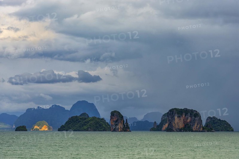 Phang Nga bay near Koh Yai Noi, seascape, seascape, nature, natural landscape, mountains, mountainous, chalk cliffs, rocks, rocky, cliffs, lagoon, cloud, cloudy sky, sky, panorama, limestone, sandstone, holiday, travel, tourism, beach holiday, beach holiday, sun, sunny, climate, water, sea, ocean, coast, coastal landscape, paradise, holiday paradise, paradisiacal, boat, island, dream holiday, symbolic, Asian, exotic, beautiful, stormy, thunderstorm, rain cloud, Phangnga, Phuket, Thailand, Asia