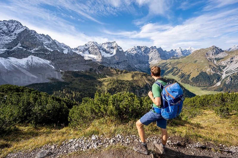 Mountaineer at the summit of Hahnkampl, mountain panorama with rocky steep peaks, view of summit Laliderspitze, Dreizinkenspitze and Spritzkarspitze, x Engtal, Karwendel, Tyrol, Austria, Europe