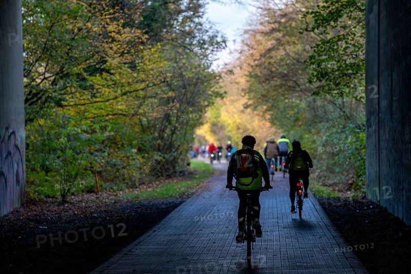The Grugatrasse, former railway line between Essen and Mülheim an der Ruhr, now cycle path, footpath, leads in the west to the Radschnellweg Ruhr, RS1, tunnel under the A40 motorway, Essen, North Rhine-Westphalia, Germany, Europe