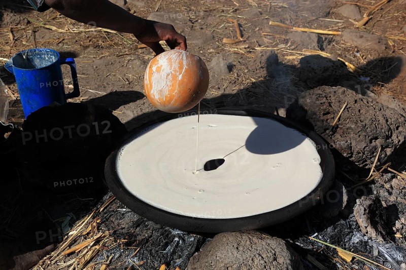 Amhara region, production of flatbread made from teff, typical bread called injera, Ethiopia, Africa