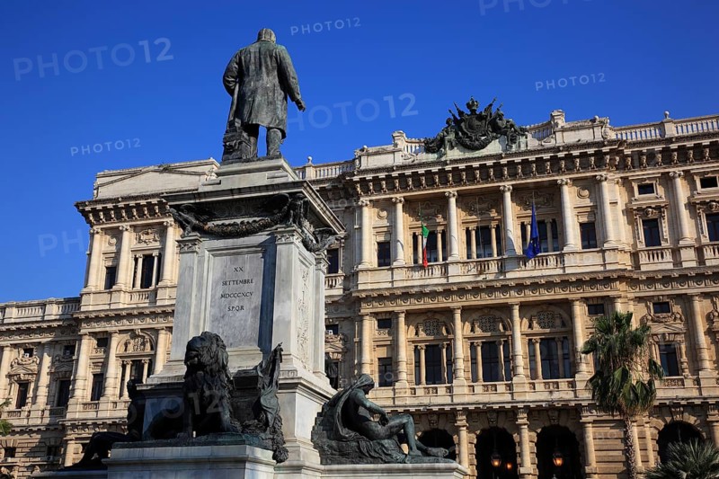 Palazzo di Giustizia, Palace of Justice, Prati district on the banks of the Tiber, Rome, Italy, park side with the statue of Camillo Benso di Cavour, Europe