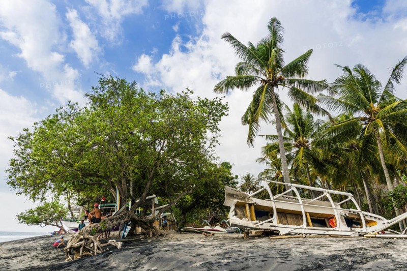 Locals at Magsit beach in Sengiggi, boat, wooden boat, palm beach, travel, tourism, sea, beach, fisherman, ship, water, palm, ocean, island, coast, tropical, tropics, old, rotten, morbid, poverty, culture, tradition, Lombok, Indonesia, Asia