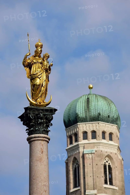 Europe, Germany, Bavaria, state capital Munich, City, Marienplatz, statue of the Virgin Mary, statue of the Virgin Mary from 1590, tower of the Church of Our Lady, Hamburg, Hamburg, Federal Republic of Germany, Europe