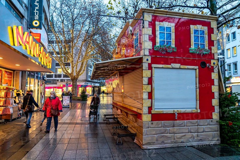 The city centre of Bochum, on the day of the opening of the Christmas light decorations, usually also of the Christmas market, which remained closed due to the 2nd Corona crisis lockdown, empty shopping streets, Bochum, North Rhine-Westphalia, Germany, compulsory masks in the city centre, Europe