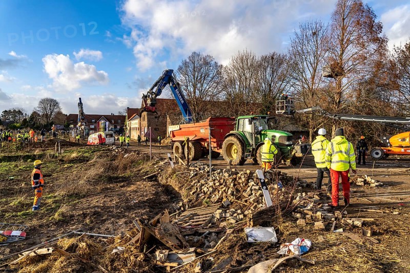 Beginning of the eviction of the Lützerath hamlet, camp of climate activists and squatters, at the Garzweiler 2 opencast lignite mine, by the police, Erkelenz, North Rhine-Westphalia, Germany, Europe
