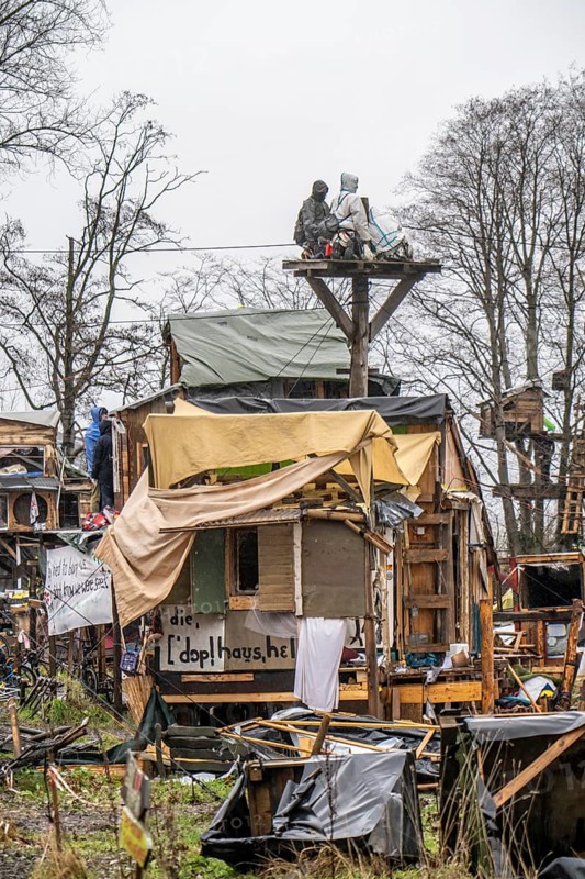 2nd day of the clearing of the hamlet Lützerath, by the police, of tree houses and huts, of climate activists, at the opencast lignite mine Garzweiler 2, Erkelenz, North Rhine-Westphalia, Germany, Europe