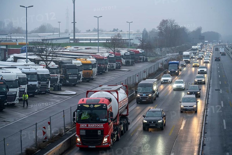 Heavy traffic on the A2 at the Bottrop-Süd service area, overcrowded lorry parking in the evening, Bottrop, North Rhine-Westphalia, Germany, Europe