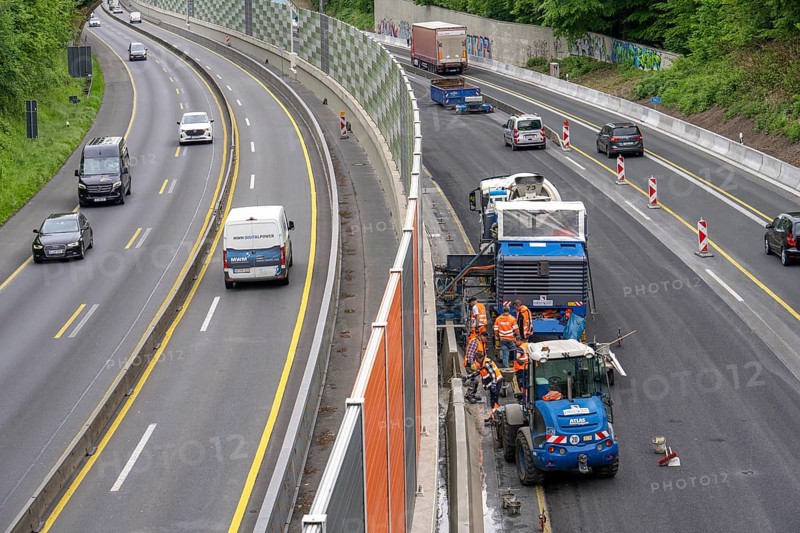 Motorway construction site on the A52 in Essen, basic renovation of the two carriageways in both directions, over 8 years, here the construction of concrete crash barriers between the carriageways, using the so-called sliding construction method, around 500 metres of concrete crash barrier, crash barrier is built per day, North Rhine-Westphalia, Essen