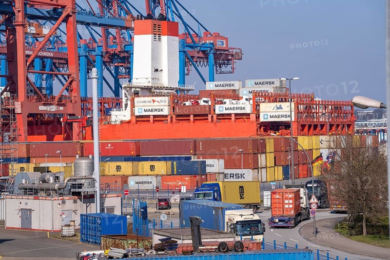 Port of Hamburg, Waltershofer Hafen, container ships, container lorries bring and collect freight containers to and from HHLA Container Terminal Burchardkai, Hamburg, Germany, Europe