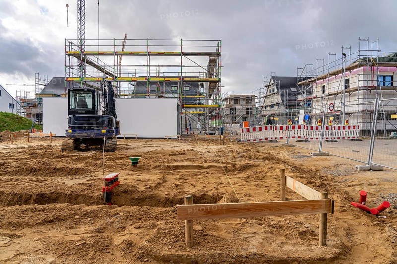 New-build neighbourhood, around 140 detached and semi-detached houses being built in the south of Duisburg, various developers, shells, construction work, North Rhine-Westphalia, Germany, Europe