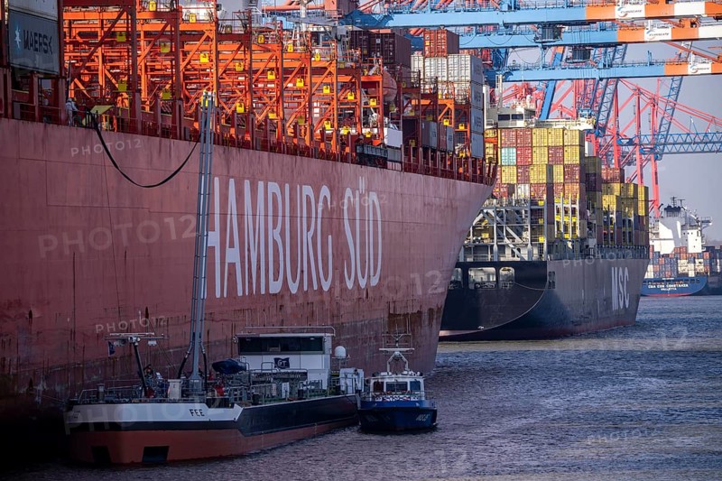Port of Hamburg, Waltershofer Hafen, EUROGATE Container Terminal, container freighter Cap San Sounio, Reederei Hamburg Süd, is refuelled by the tanker Fee, Hamburg, Germany, Europe