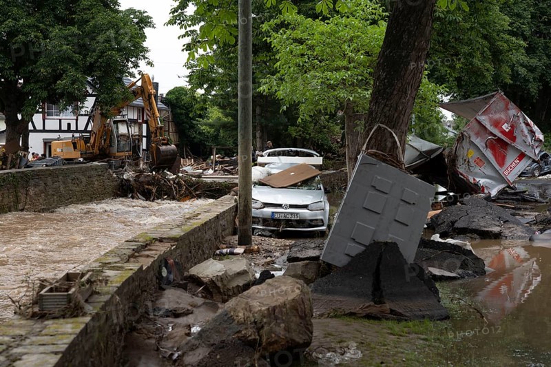 Flood in North Rhine-Westphalia, the village of Iversheim on the Erft was almost completely flooded Damage to almost all buildings and the road, clean-up work, Iversheim, district of Bad Münstereifel, North Rhine-Westphalia, Germany, Europe