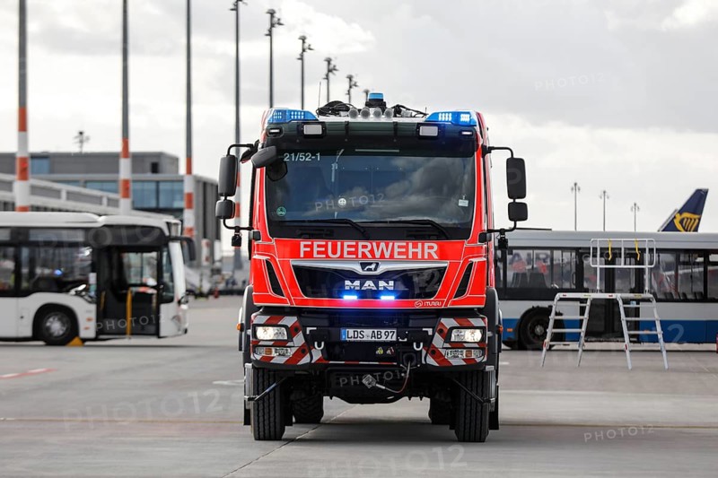 Airport fire brigade fire engine on the BER tarmac during an EASA emergency exercise. Emergency services rehearsed an emergency in the aviation security area. The airport company rehearsed for an emergency together with the federal police and fire brigade as part of an emergency exercise, Schönefeld, 11 October 2022