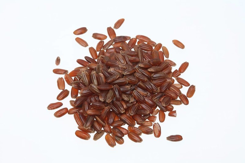 Red rice, Camargue rice from France, rice variety with a red bran layer, usually offered as brown rice, wholemeal product, the rice gets its red colour from the anthocyanin content in its bran layer