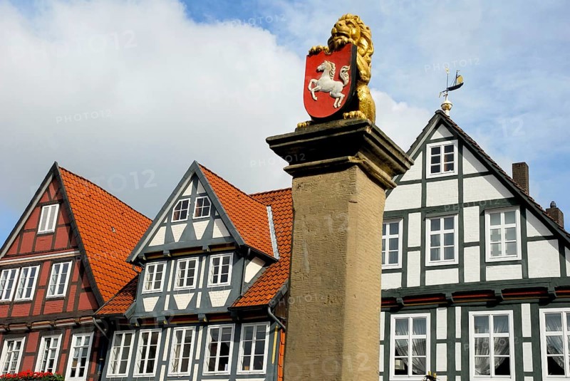 Lion sculpture with coat of arms of Lower Saxony, half-timbered houses, Celle, Lower Saxony, Germany, Europe