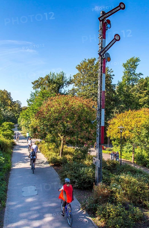 Grugatrasse, former railway line, now a cycle and footpath from Essen-Steele via Essen-Rüttenscheid to Mülheim an der Ruhr, approx. 12 kilometres long, connects other cycle paths, old railway signal at the Grugapark entrance, Essen, North Rhine-Westphalia, Germany, Europe