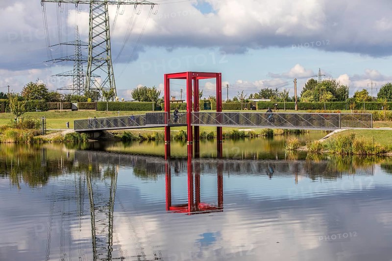 Radschnellweg 1, RS1, cycle highway, which in its final stage will run between Hamm and Duisburg for over 100 kilometres through the Ruhr region, completed section between Essen and Mülheim an der Ruhr, at Niederfeldsee in Essen-Altendorf, Essen, No
