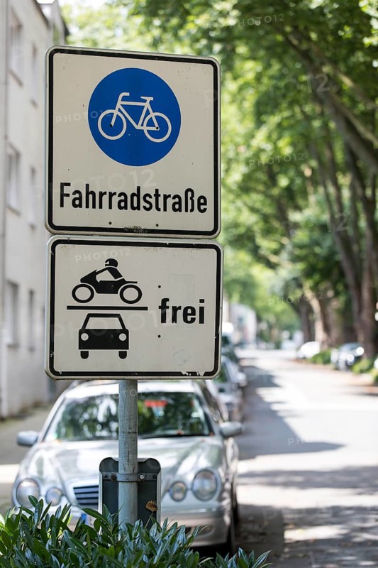 Bicycle road in Essen, cyclists have right of way, cars and motorbikes may also use the road, Essen, North Rhine-Westphalia, Germany, Europe