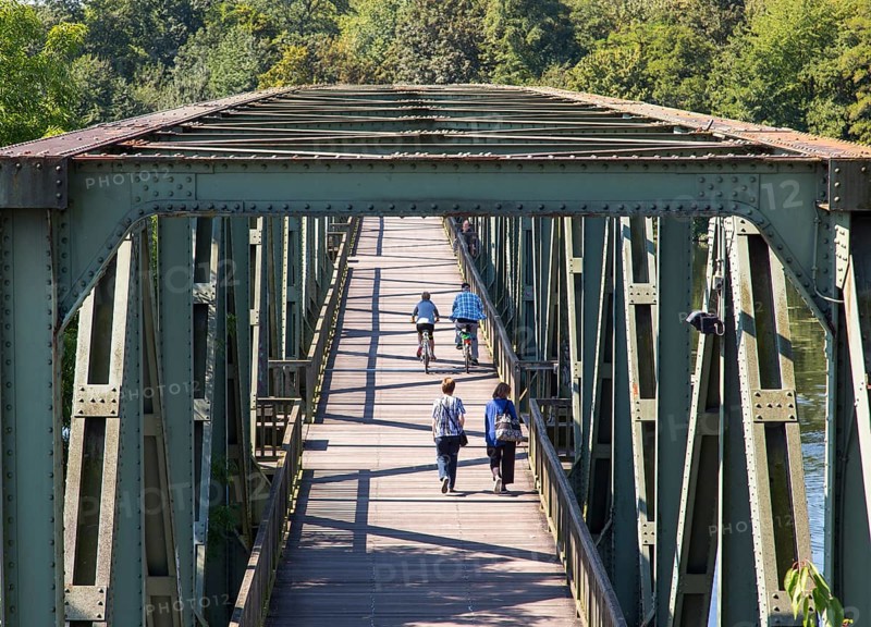 Ruhr Valley cycle path, former railway bridge over the Ruhr, Lake Baldeney in Essen, cycle and pedestrian path, Essen, North Rhine-Westphalia, Germany, Europe