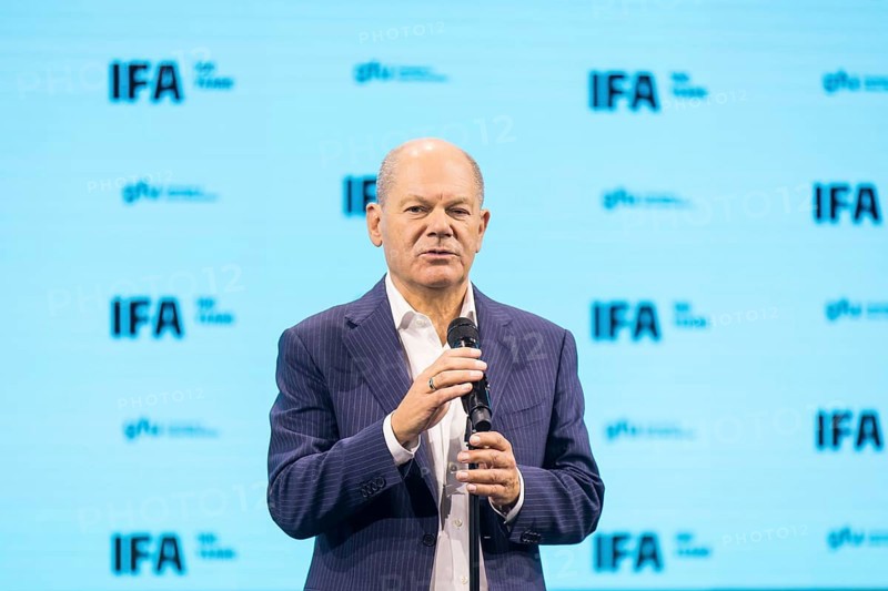 Olaf Scholz (Chancellor of the Federal Republic of Germany, SPD) gives a press statement after the press tour of the IFA (Internationale Funkausstellung) exhibition at the exhibition grounds, Berlin, 06/09/2024