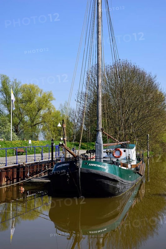 Deutschland, Niedersachsen, Jork-Borstel, Alter Hafen, Ewer